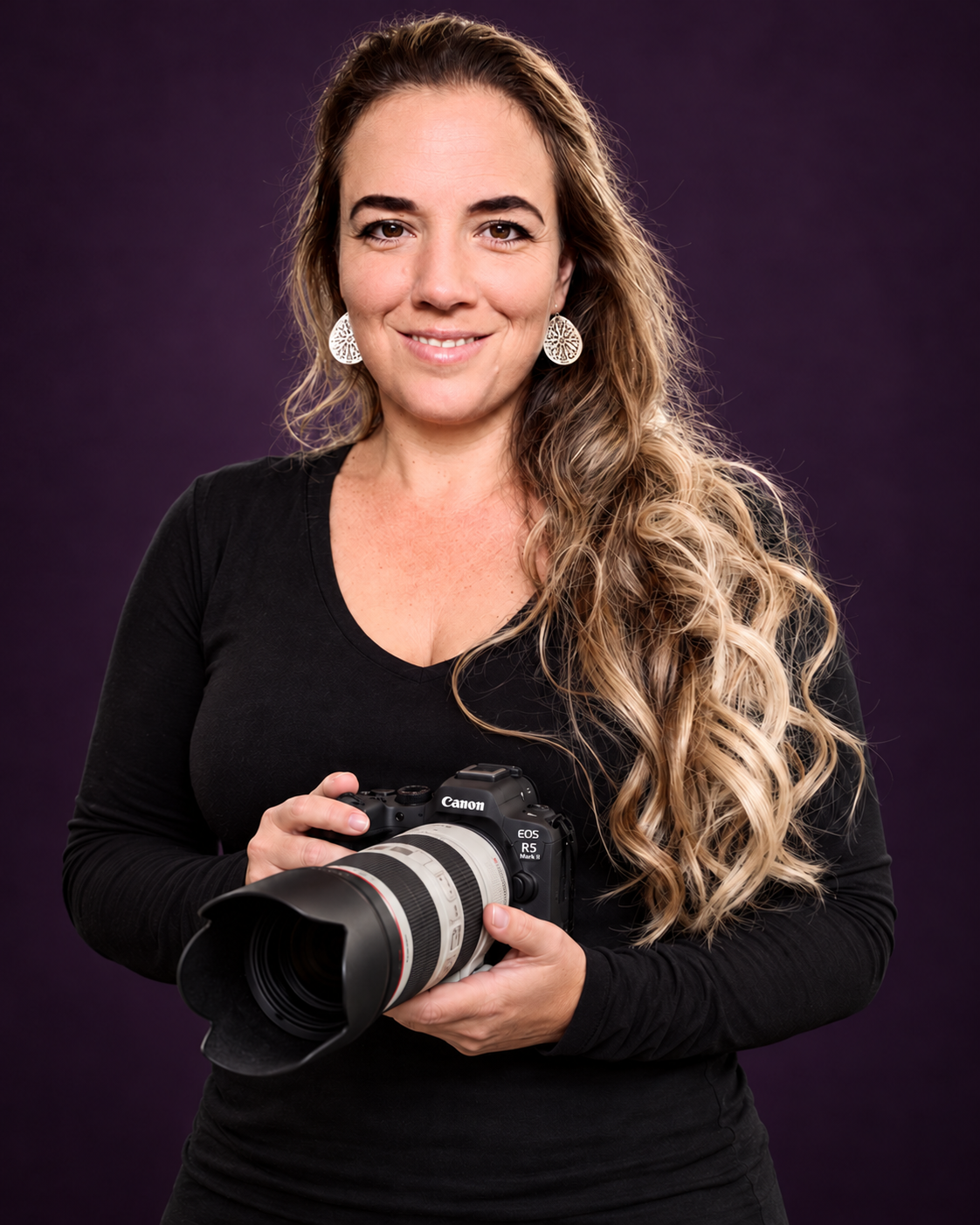 Gegenereerd portret van Cyrille Deuzé met een Canon EOS R5 Mark II en telelens tegen een paarse achtergrond.