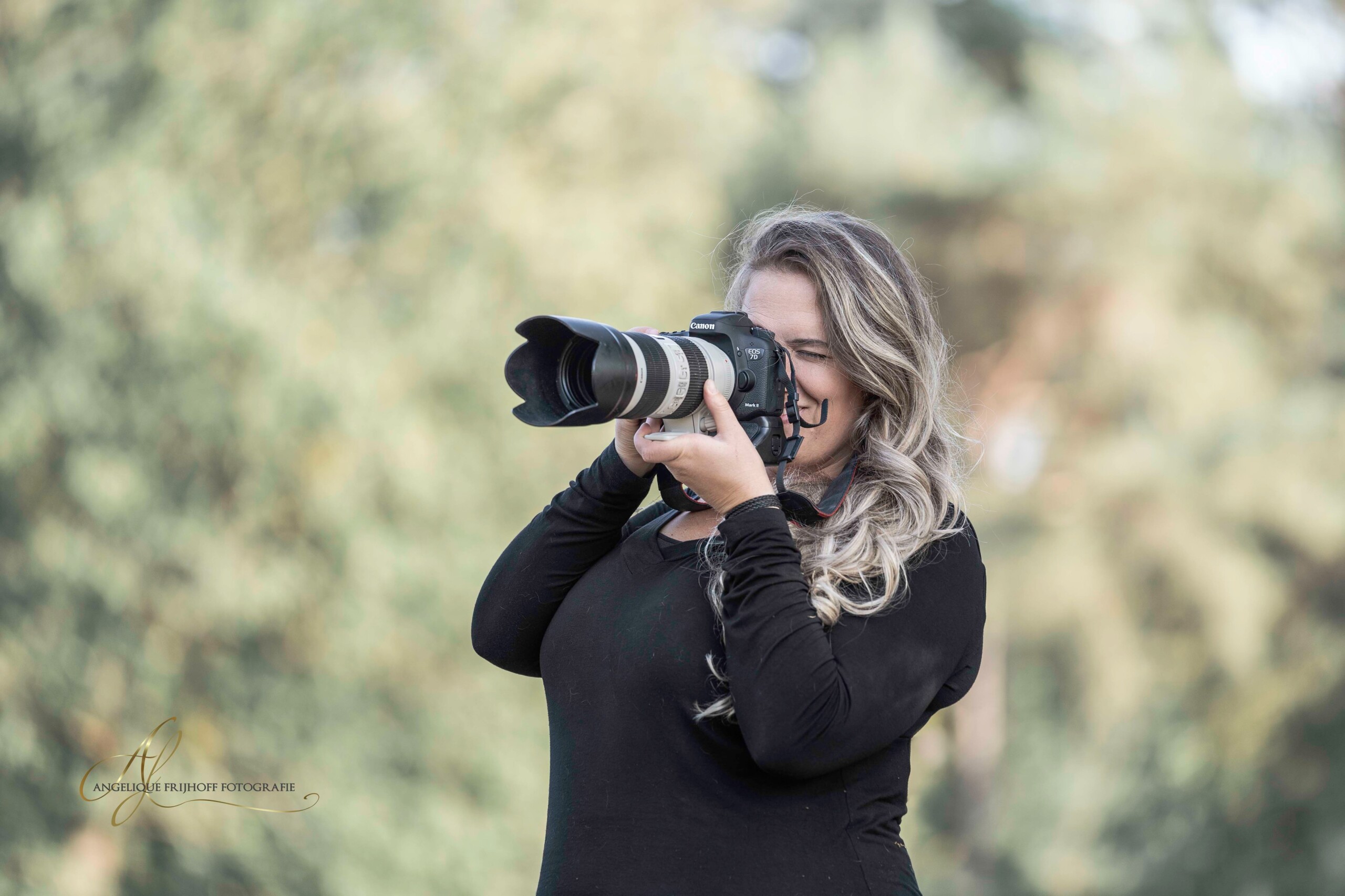 Cyrille Deuzé fotografeert met haar telelens
